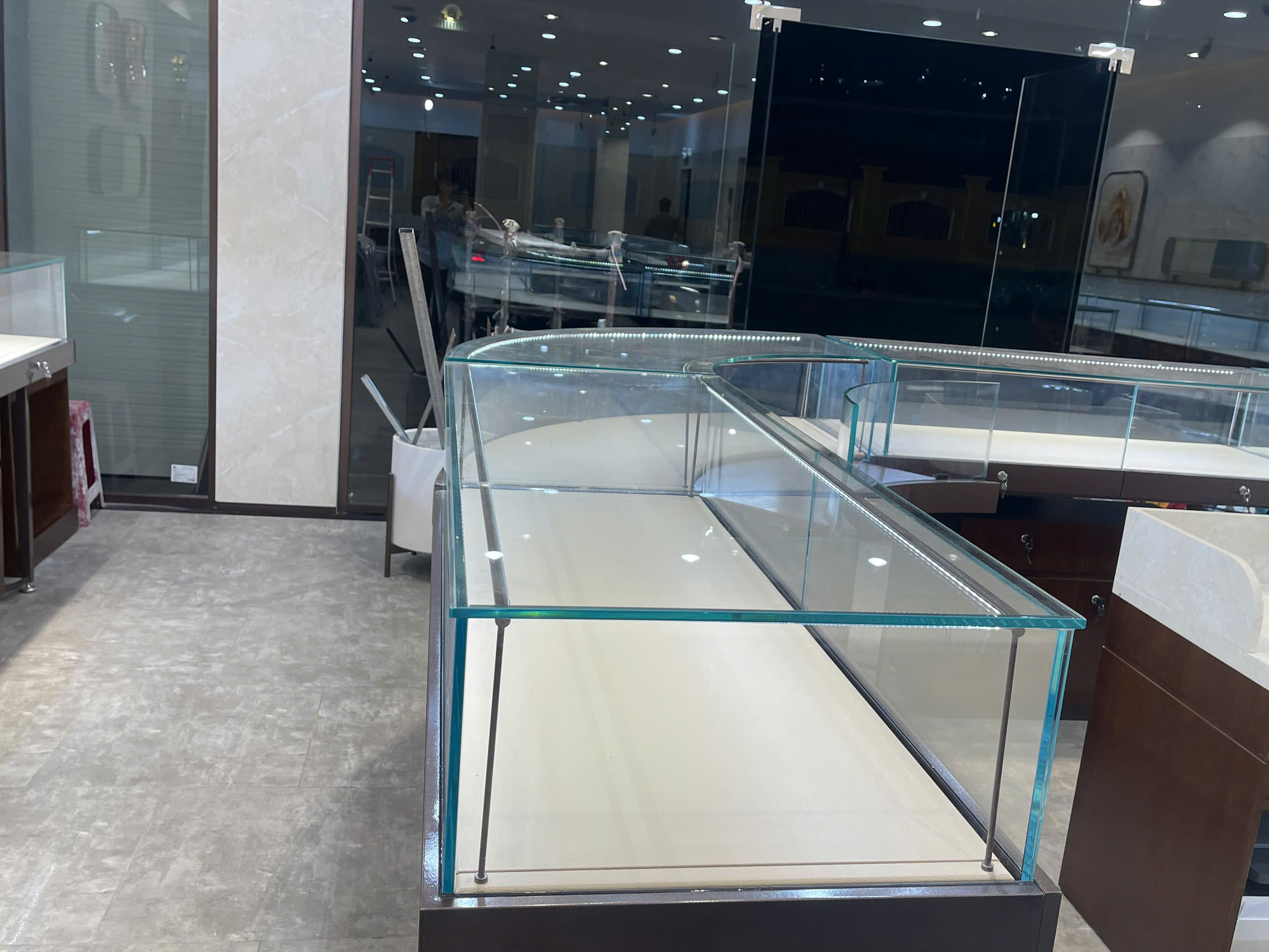 Tủ kính trưng bày trang sức với đèn LED dạng thanh chiếu sáng hoàn hảo cho nội thất cửa hàng