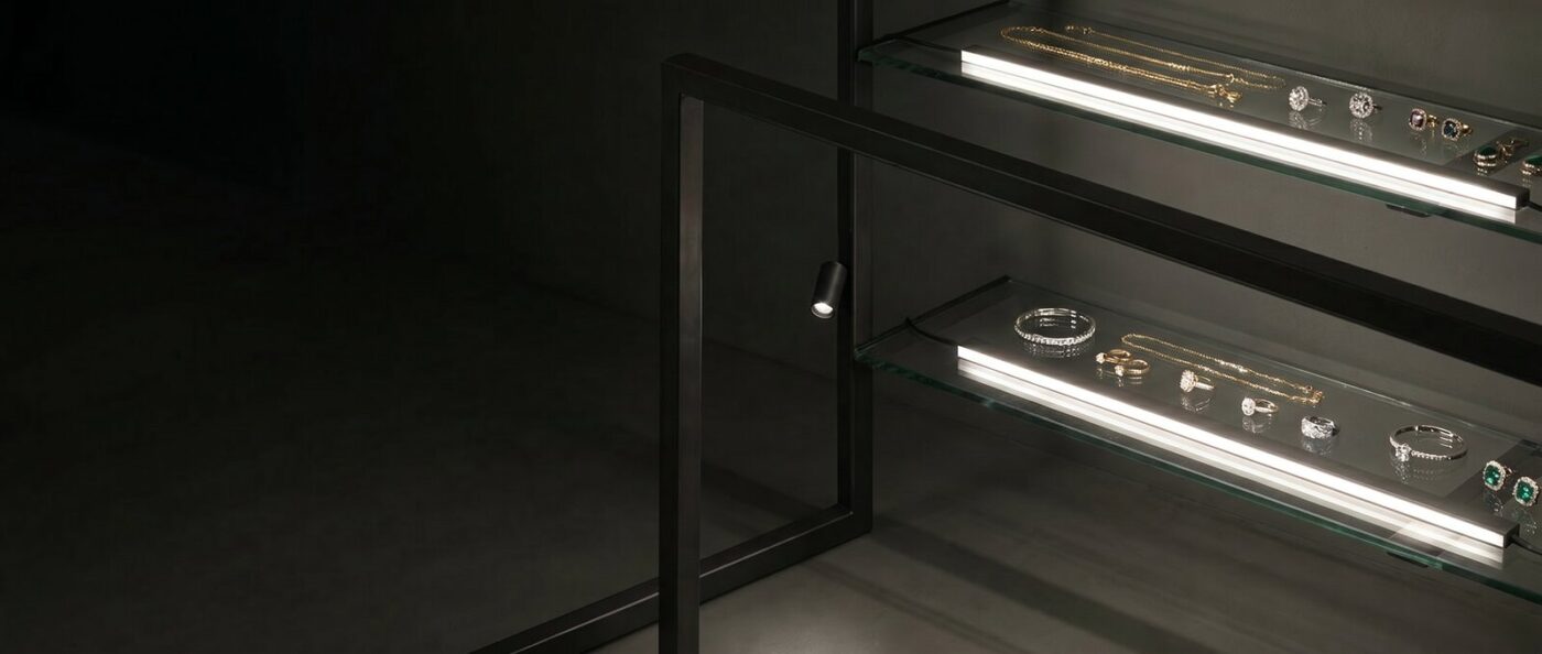 Thanh LED âm khung nhôm giấu dây trên kệ kính tủ trang sức