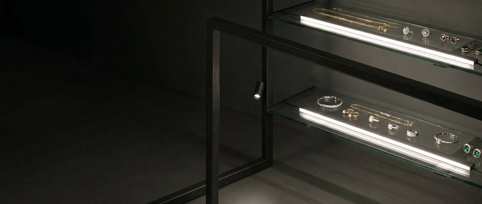 Thanh LED âm khung nhôm giấu dây trên kệ kính tủ trang sức