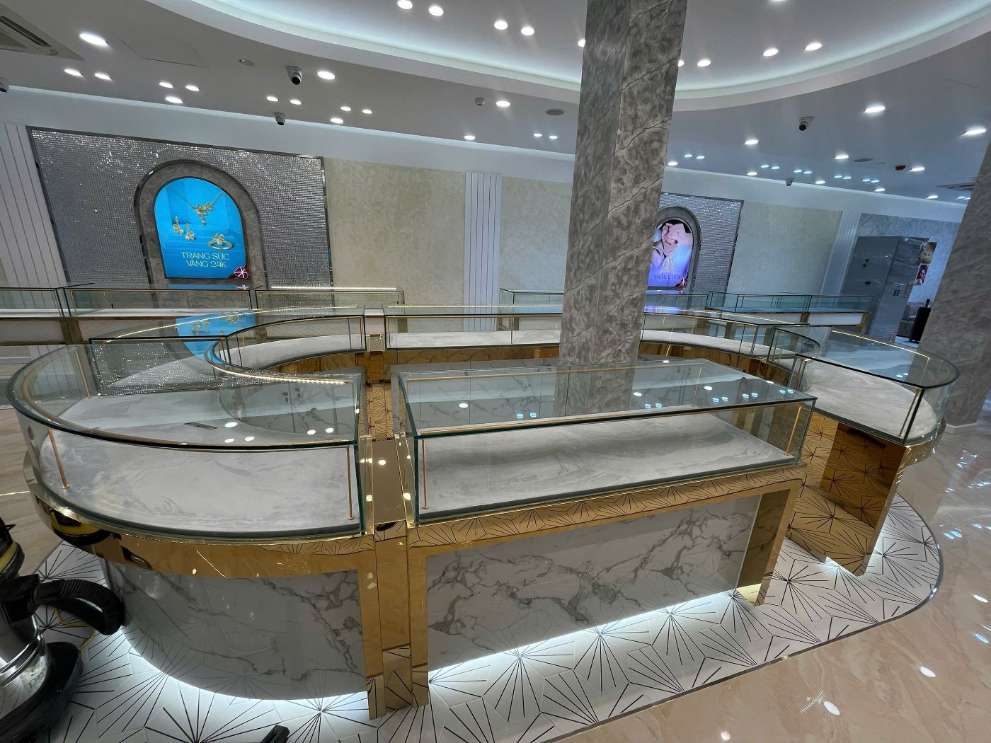 Cụm tủ đảo cong có LED hắt chân tủ trong showroom vàng