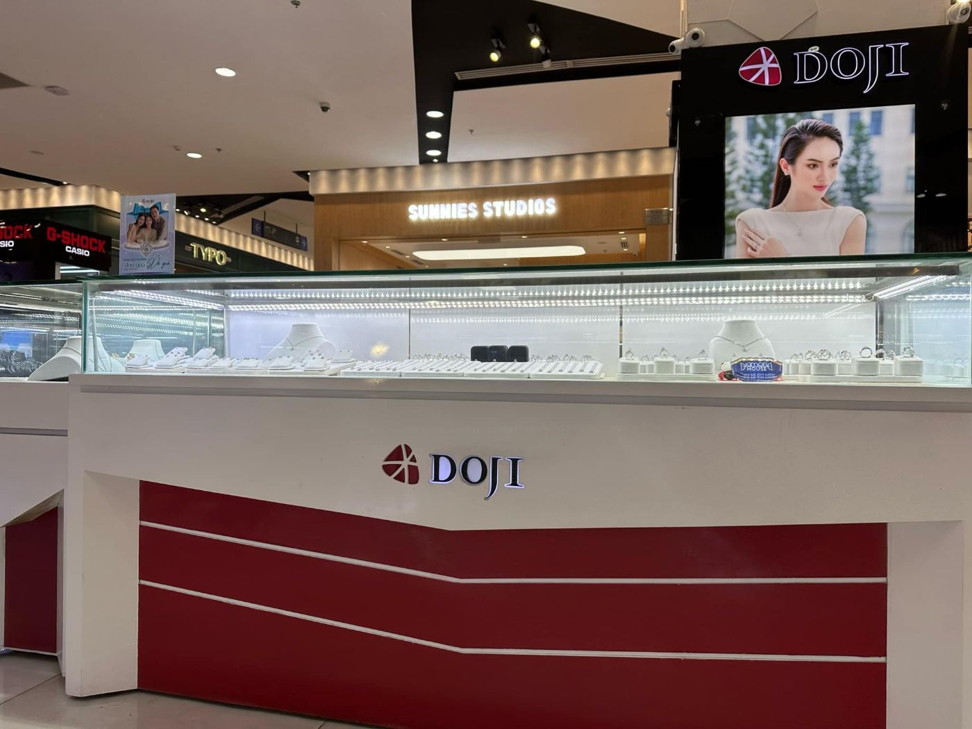 Quầy trang sức DOJI trong trung tâm thương mại có đèn LED tủ