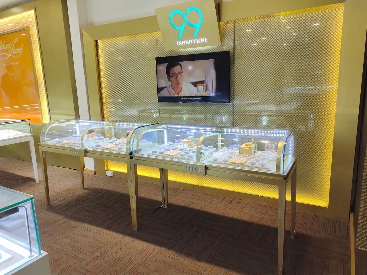 Quầy trang sức với LED hắt vách vàng và tủ kính cong