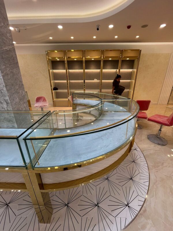 Quầy tủ đảo cong kính trang sức trong showroom vàng bạc