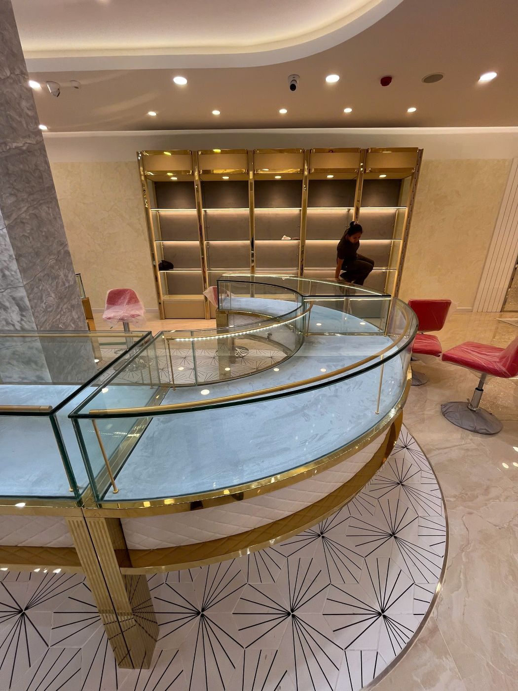 Quầy tủ đảo cong kính trang sức trong showroom vàng bạc