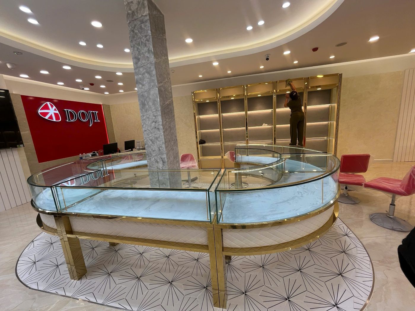 Toàn cảnh cụm tủ đảo cong trưng bày trang sức tại showroom DOJI