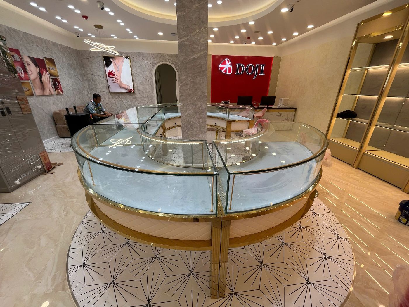 Tủ trang sức đảo cong bao quanh cột tại showroom DOJI