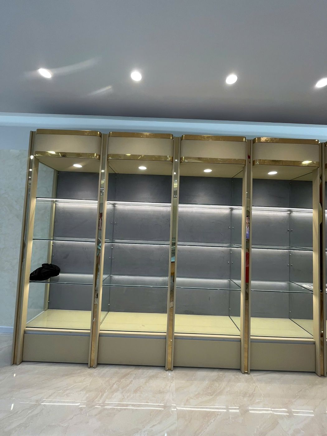 Tủ đứng trưng bày vàng khung inox vàng với LED dây trong tủ